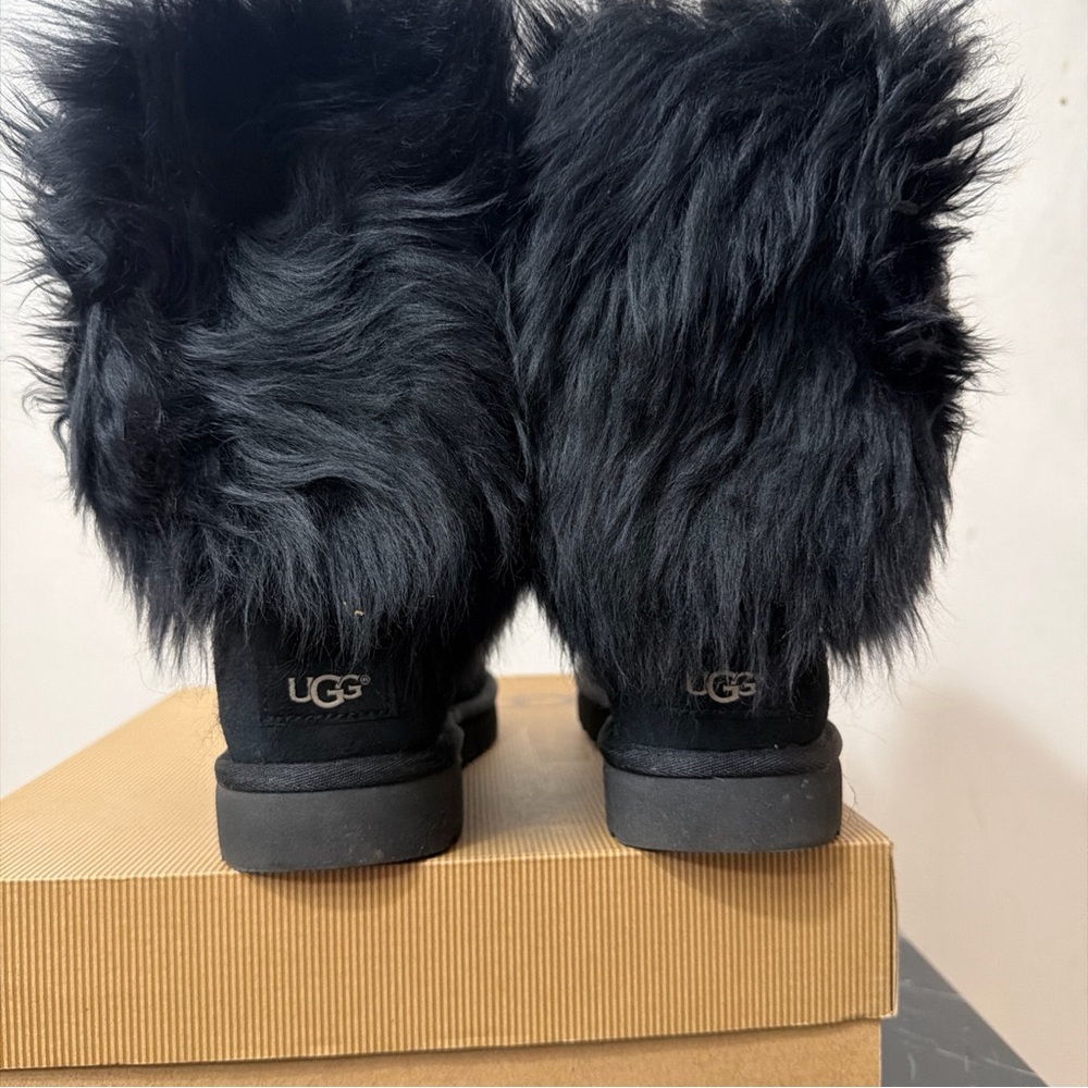 Ugg shoes size 8 - Picture 3 of 5